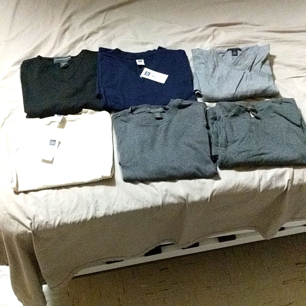 Gap V-Neck Shirt Medium